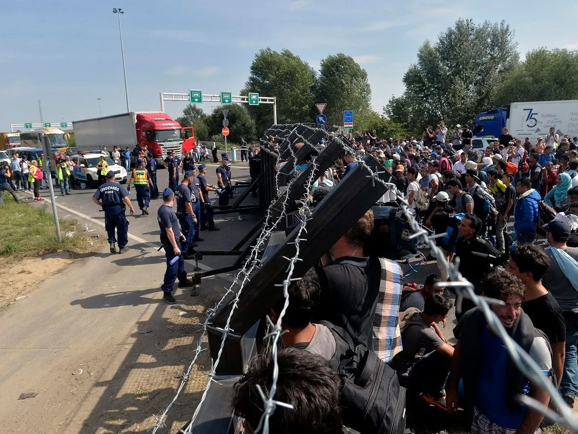 Illegális bevándorlók a lezárt M5-ös autópályánál, a Horgos-Röszke határátkelõhely szerb oldalán 2015. szeptember 15-én. Ezen a napon hatályba léptek a migrációs helyzet miatti új szabályozások.
MTI Fotó: Máthé Zoltán