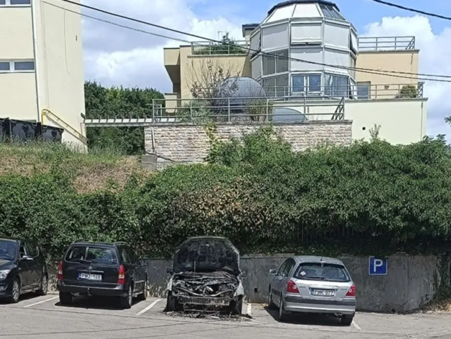 autó