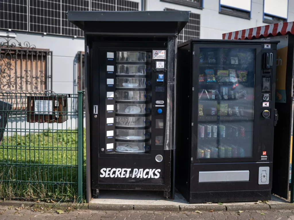 19 September 2024, Hesse, Frankfurt/Main: A vending machine for so-called secret packs or mystery boxes is located in the Heddernheim district. Sealed, sometimes undelivered parcels or returns from various mail order companies or parcel services are sold here for ten euros each. Neither the seller nor the customer knows what is inside the parcels. Photo: Frank Rumpenhorst/dpa (Photo by FRANK RUMPENHORST / dpa Picture-Alliance via AFP) doboz