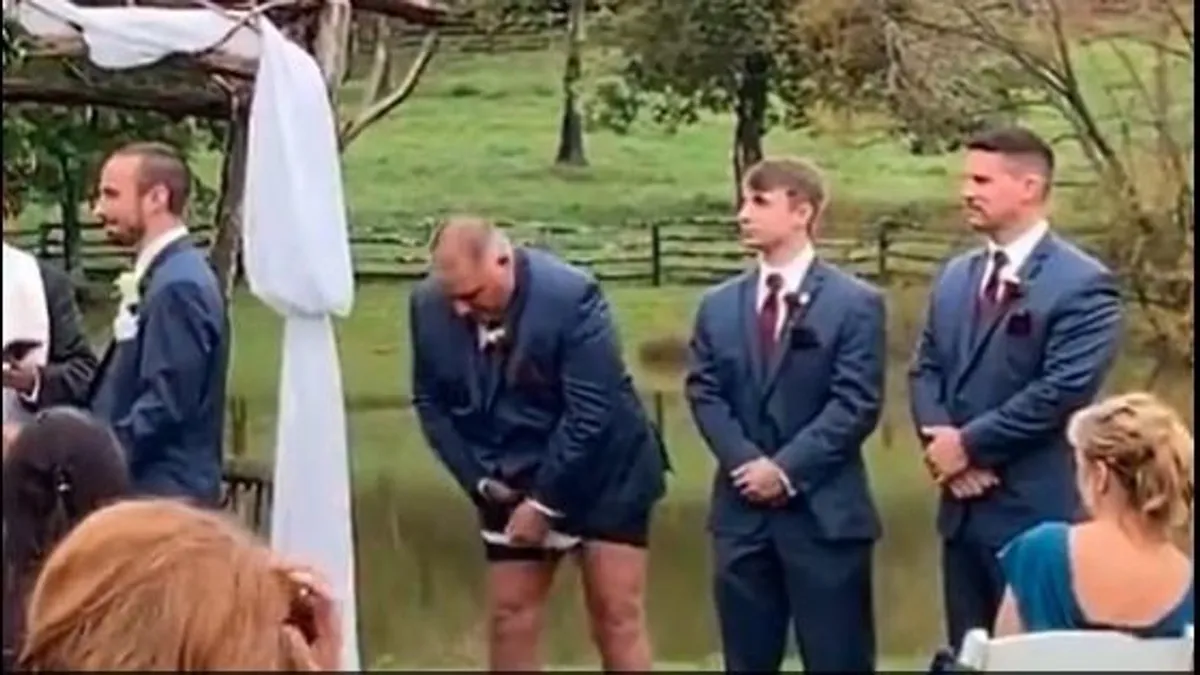 Az esküvő kellős közepén esett le a nadrág a tanúról – videón a baki