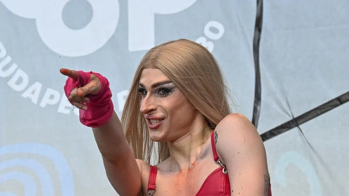Ki az a Mia Szösz? A drag queen, aki kokárdát dobott a földre