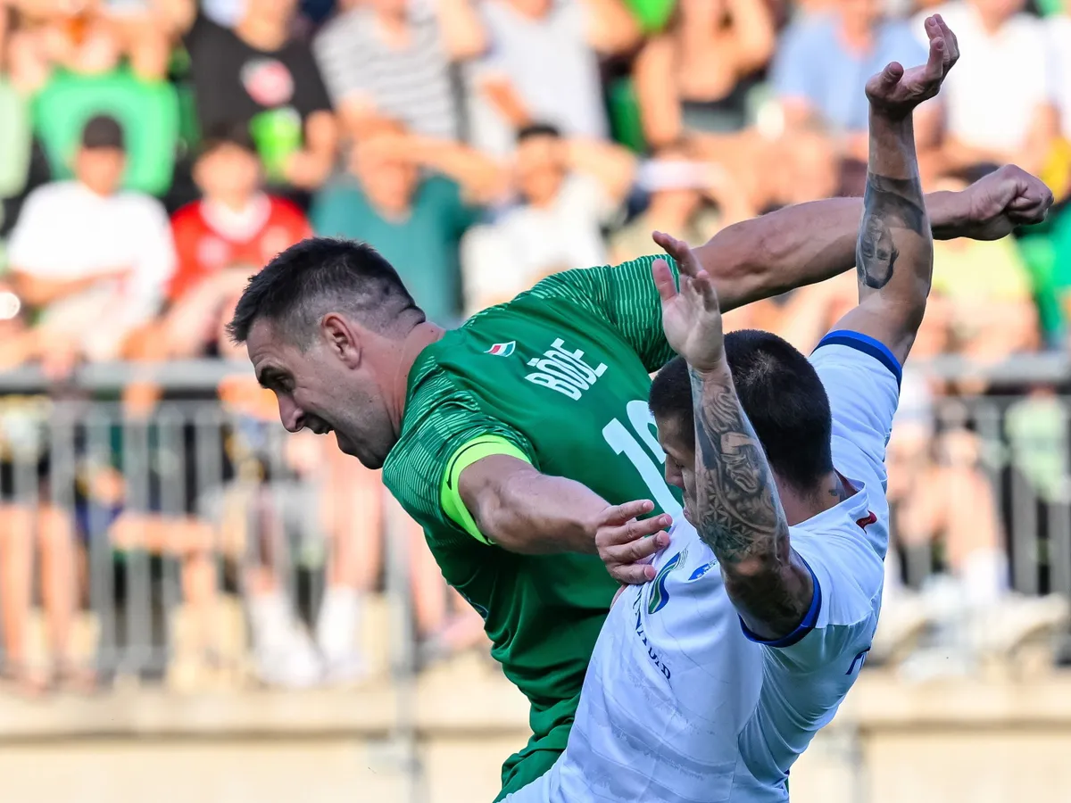 Paks, 2024. augusztus 7.
Böde Dániel, a Paks (b) és Sinisa Stevanovic, a montenegrói Mornar játékosa a labdarúgó Konferencia-liga harmadik selejtezőkörében játszott Paksi FC - Mornar mérkőzésen a Paksi FC Stadionban 2024. augusztus 7-én.
MTI/Vasvári Tamás