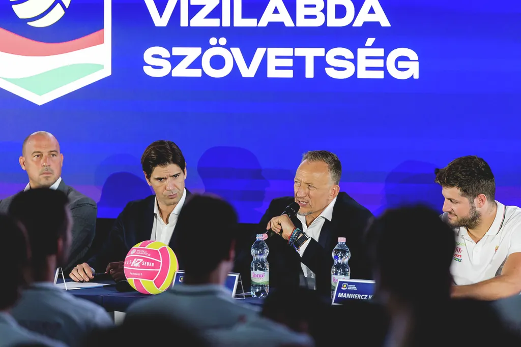 Az ezüstérmes vízilabda-válogatott sajtótájékoztatója, ezüstérmesvízilabda-válogatott