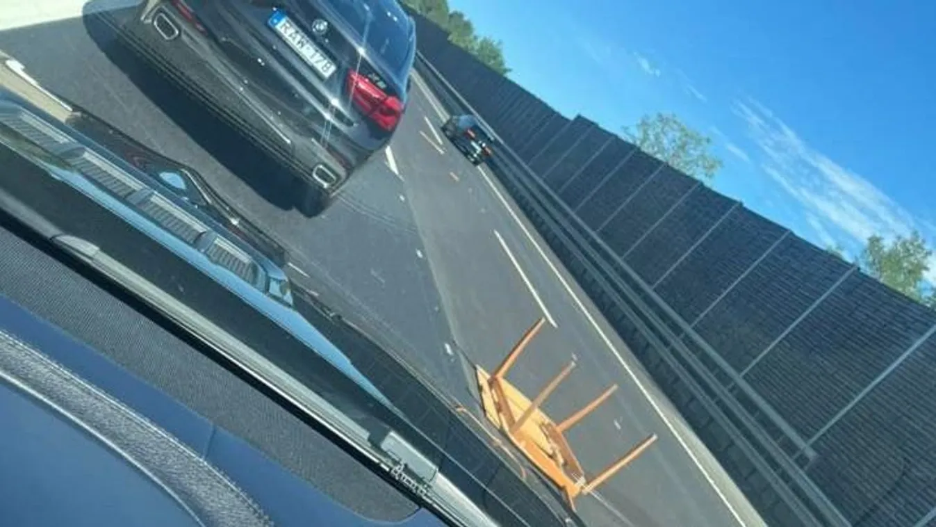 Asztal lassította a forgalmat az M3-ason, Gödöllőnél Kép
