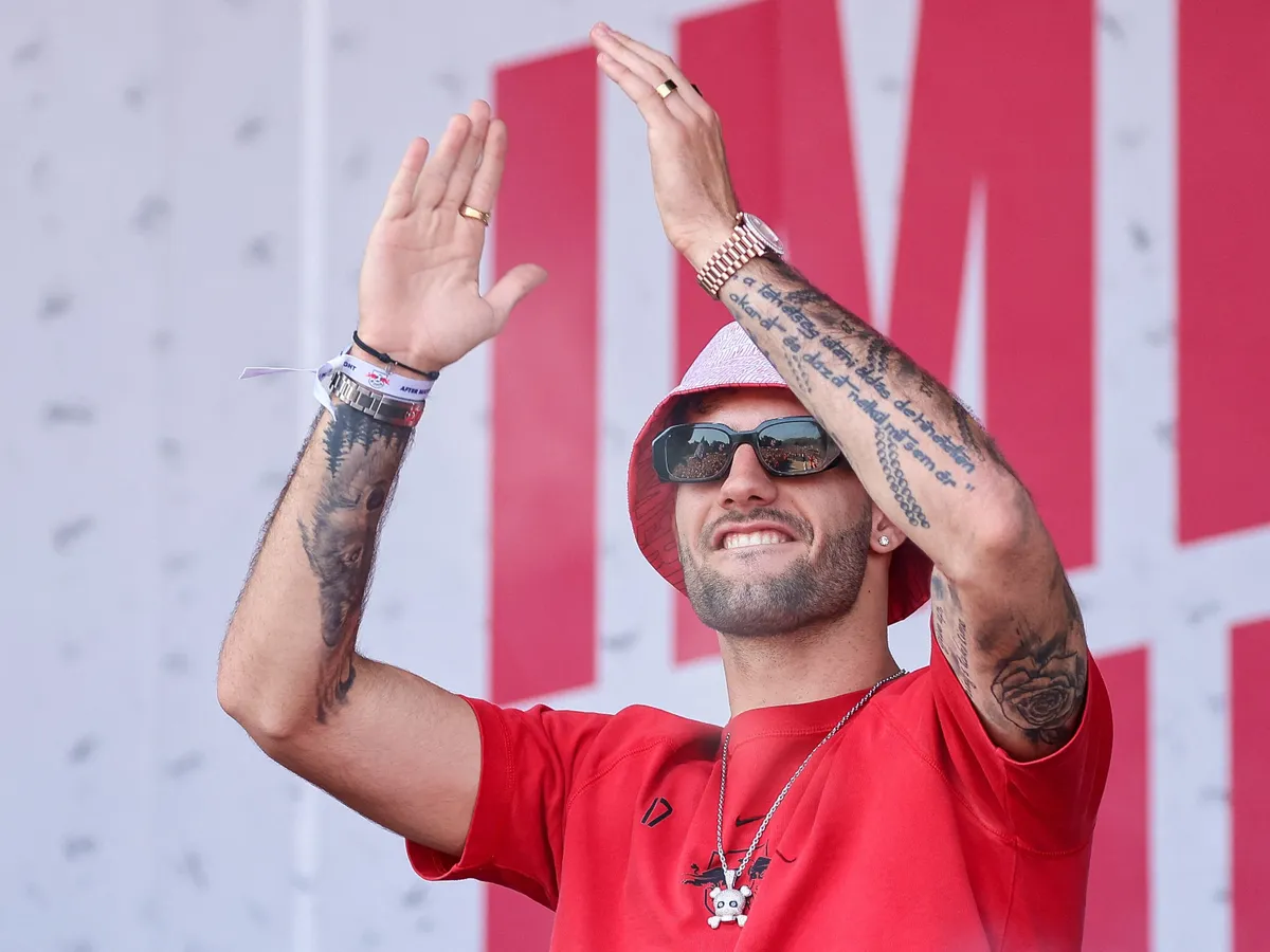 Szoboszlai, 04 June 2023, Saxony, Leipzig: Soccer: DFB Cup, after the final, RB Leipzig - Eintracht Frankfurt. Leipzig's player Dominik Szoboszlai arrives for the victory celebration on the festival lawn in front of the stadium. RB Leipzig won the DFB Cup final for the second time the night before (3.6.). Photo: Jan Woitas/dpa - IMPORTANT NOTE: In accordance with the requirements of the DFL Deutsche Fußball Liga and the DFB Deutscher Fußball-Bund, it is prohibited to use or have used photographs taken in the stadium and/or of the match in the form of sequence pictures and/or video-like photo series. (Photo by JAN WOITAS / dpa Picture-Alliance via AFP)