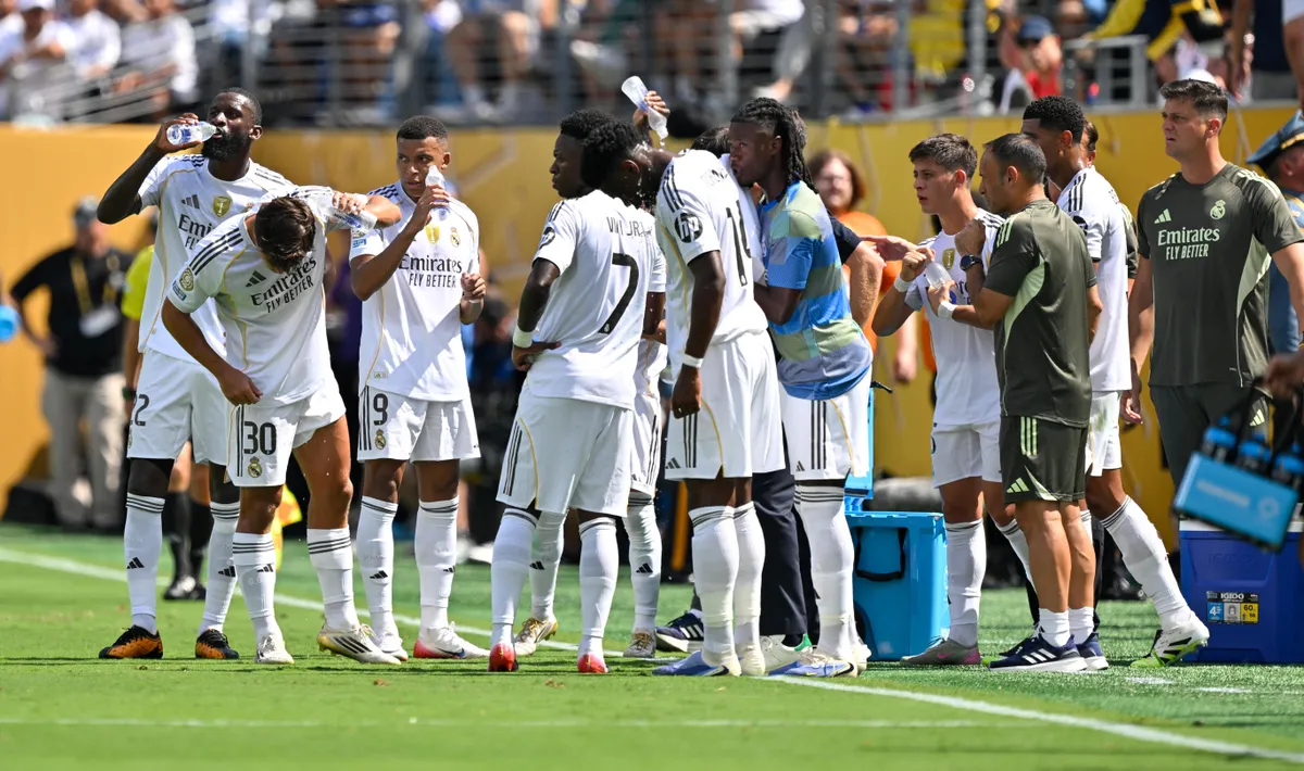 firo: 09.07.2025, Football, Football: International, FIFA Club World Cup 2025, FIFA Club World Cup 2025, Semi-final Paris Saint Germain, PSG - Real Madrid 4:0 Heat Drinking break Real Madrid with Kylian Mbappe and Antonio Rudiger (Photo by Ulrich Hufnagel / firo Sportphoto / dpa Picture-Alliance via AFP)