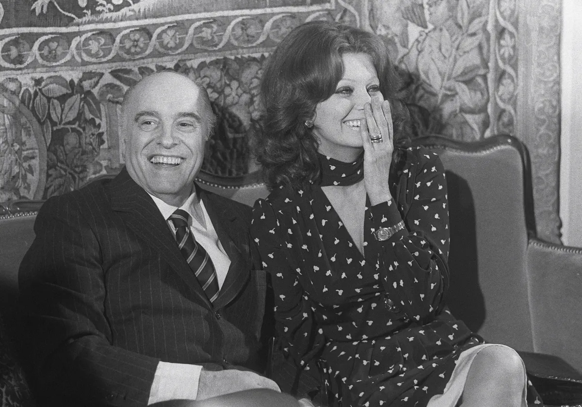 ARCHIVE PHOTO: Sophia LOREN will be 90 years old on September 20, 2024, Carlo PONTI, ITA, film producer, with wife Sophia LOREN, actress, portrait, black and white photo, undated, ca. 1975. ? Sophia Loren