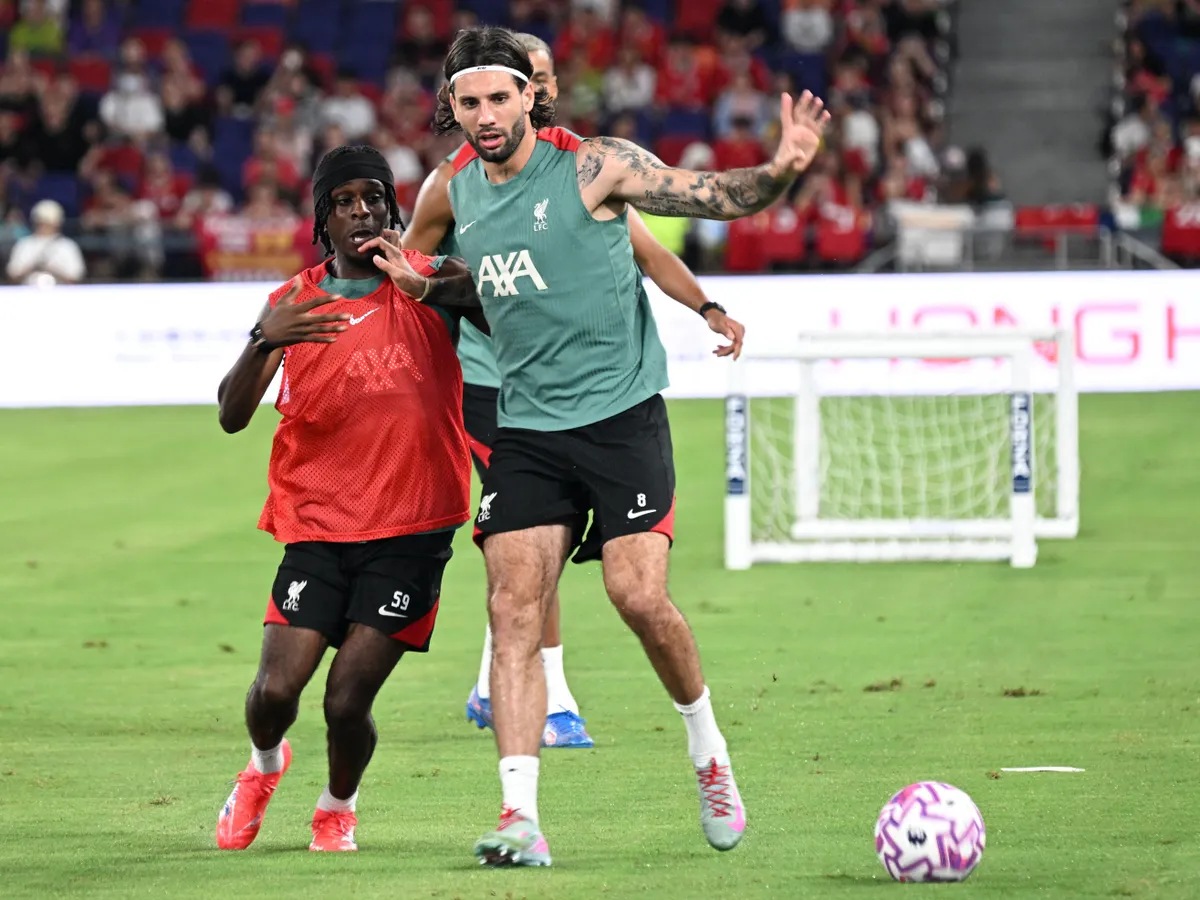 Szoboszlai Dominik, Liverpool's Hungarian midfielder Dominik Szoboszlai (R) and Liverpool's Dutch defender Jeremie Frimpong take part in a training session at the Kai Tak Stadium in Hong Kong on July 24, 2025, ahead of a friendly exhibition football match against AC Milan which will be played on July 26. (Photo by Peter PARKS / AFP)