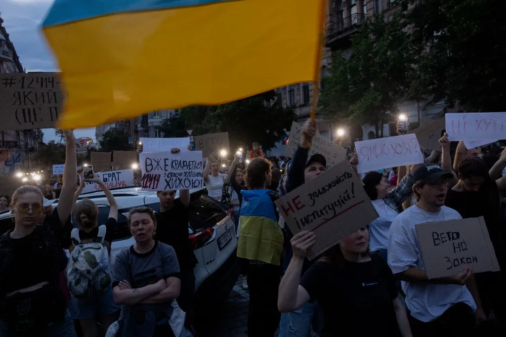 Zelenszkij ellen tüntet Ukrajna (Fotó: AFP)