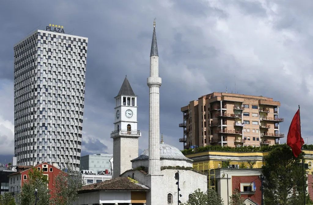 ALBANIA. TIRANA. SKANDERBEG SQUARE. THIS VAST MARBLE SLAB IS SURROUNDED BY THE EMBLEMATIC BUILDINGS OF THE CITY: ET'HEM BEY MOSQUE, CLOCK TOWER, MINISTRIES...AND THE VERY RECENT TID TOWER IN THE BACKGROUND (Photo by Sylvie LIGON / ONLY WORLD / Only France via AFP)Európa legolcsóbb városai között Tirana