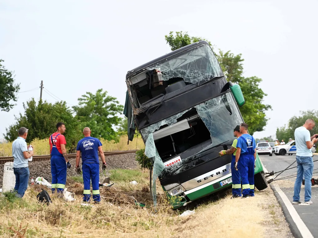Sokan megsérültek a 442-es úton hajnalban történt buszbalesetben