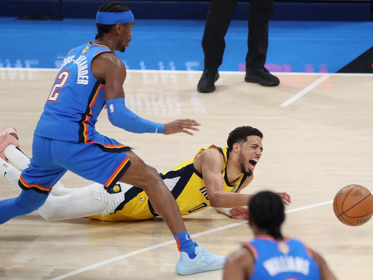 horrorsérülés, OKLAHOMA CITY, OKLAHOMA - JUNE 22: Tyrese Haliburton #0 of the Indiana Pacers sustains an injury during the first quarter against the Oklahoma City Thunder in Game Seven of the 2025 NBA Finals at Paycom Center on June 22, 2025 in Oklahoma City, Oklahoma. NOTE TO USER: User expressly acknowledges and agrees that, by downloading and or using this photograph, User is consenting to the terms and conditions of the Getty Images License Agreement.   Justin Ford/Getty Images/AFP (Photo by Justin Ford / GETTY IMAGES NORTH AMERICA / Getty Images via AFP)