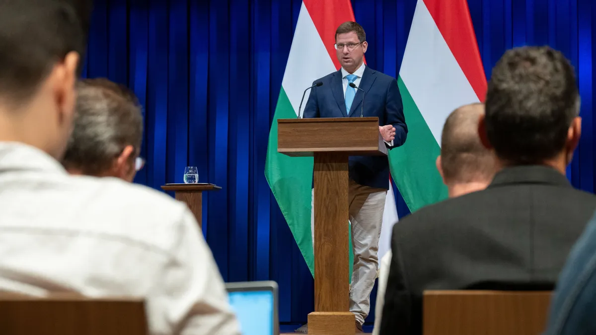 Budapest, 2025. július 31.
Gulyás Gergely, a Miniszterelnökséget vezető miniszter a Kormányinfó sajtótájékoztatón a Karmelita kolostorban 2025. július 31-én.
MTI/Szigetváry Zsolt
