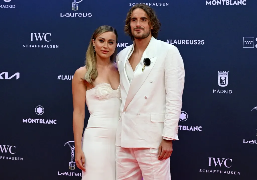 tenisz Greek tennis player Stefanos Tsitsipas and his partner Spanish tennis player Paola Badosa (L) pose on the Red Carpet ahead of the 26th Laureus World Sports Awards gala in Madrid on April 21, 2025. (Photo by JAVIER SORIANO / AFP)