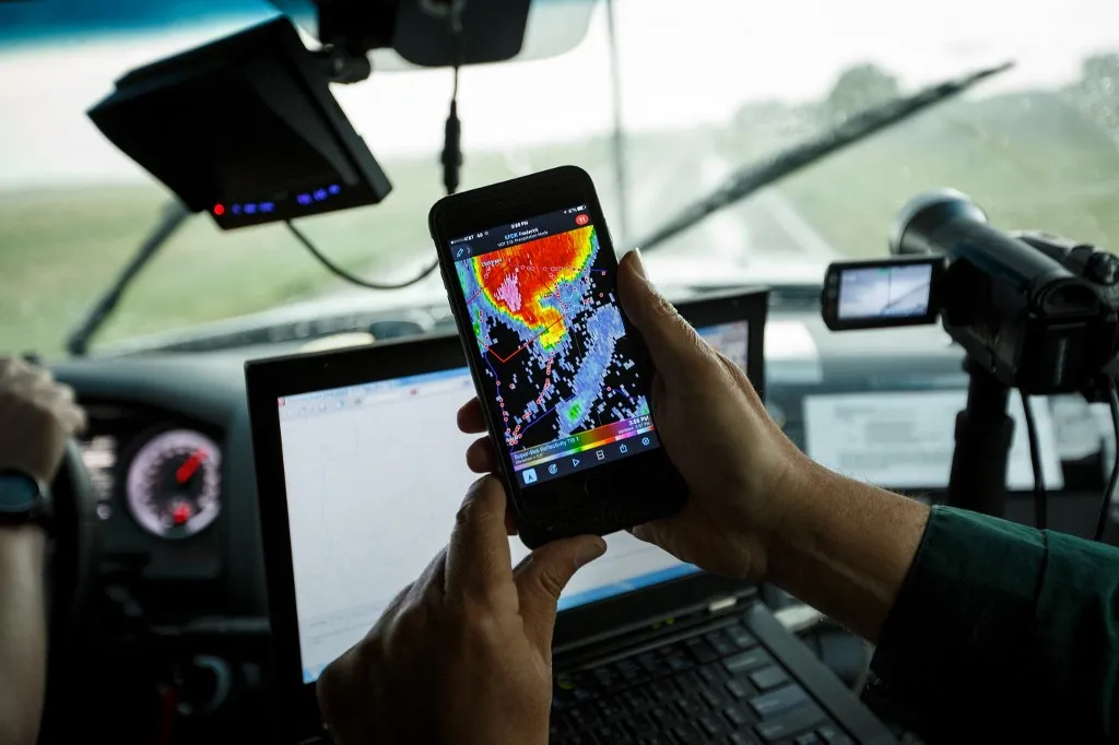 zivatar zivatarcella OLUSTEE, OK - MAY 10: Support scientist Tim Marshall, a 40 year veteran of storm chasing, looks at radar on his smartphone as the group tracks a supercell thunderstorm, May 10, 2017 in Olustee, Oklahoma. Wednesday was the group's third day in the field for the 2017 tornado season for their research project titled 'TWIRL.' With funding from the National Science Foundation and other government grants, scientists and meteorologists from the Center for Severe Weather Research try to get close to supercell storms and tornadoes trying to better understand tornado structure and strength, how low-level winds affect and damage buildings, and to learn more about tornado formation and prediction.   Drew Angerer/Getty Images/AFP (Photo by Drew Angerer / GETTY IMAGES NORTH AMERICA / Getty Images via AFP)
