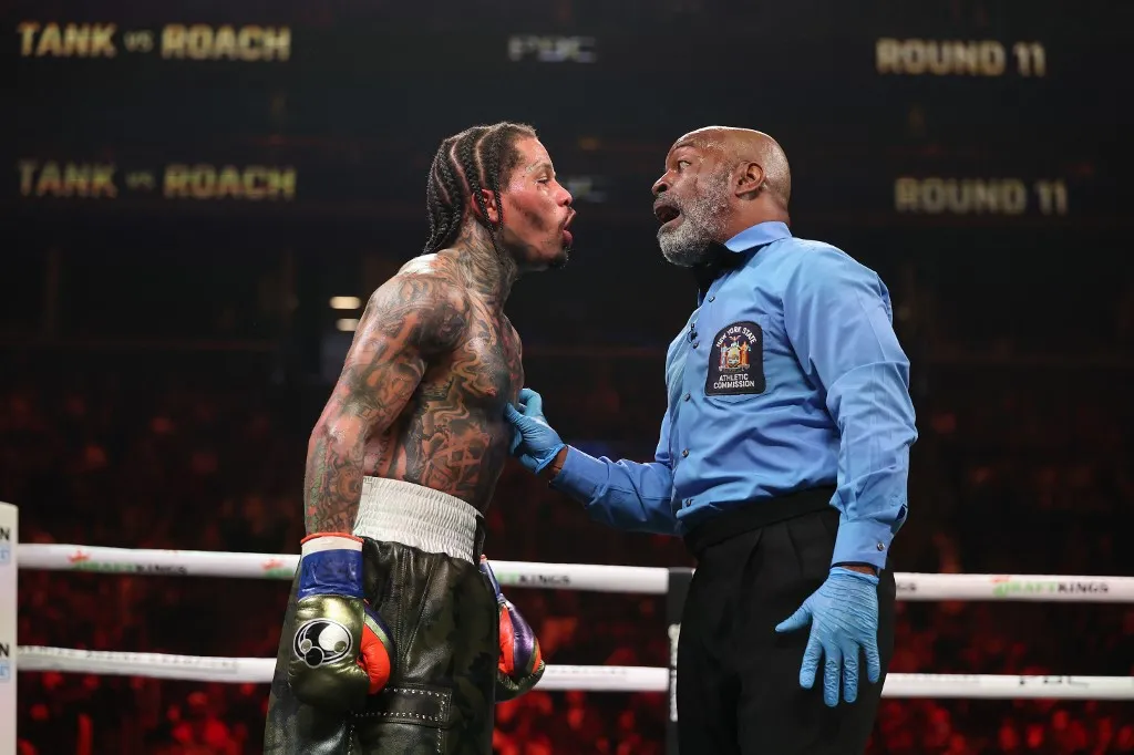 bokszoló NEW YORK, NEW YORK - MARCH 01: Gervonta Davis is warned by referee Steve Willis for a low blow to Lamont Roach Jr. during their bout for Davis' WBA lightweight title at Barclays Center on March 01, 2025 in New York City.   Al Bello/Getty Images/AFP (Photo by AL BELLO / GETTY IMAGES NORTH AMERICA / Getty Images via AFP)