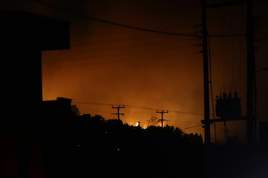 erdőtűz, CRETE, GREECE - JULY 2: 145 firefighters, 8 on-foot units and 25 vehicles work on the scene where a large wildfire broke out in Ierapetra on the Greek island of Crete on July 2, 2025. The wildfire on Crete has scorched forest land, threatened homes, and forced the evacuation of residents and tourists from at least four settlements in the municipality of Ierapetra. Kostas Metaksakis / Anadolu (Photo by Kostas Metaksakis / Anadolu via AFP)