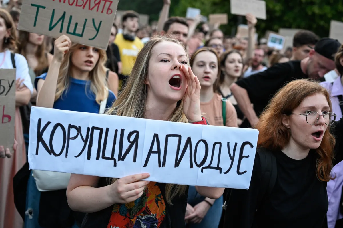 Tömegek vonultak az utcára Zelenszkij ellen Ukrajna nagyvárosaiban