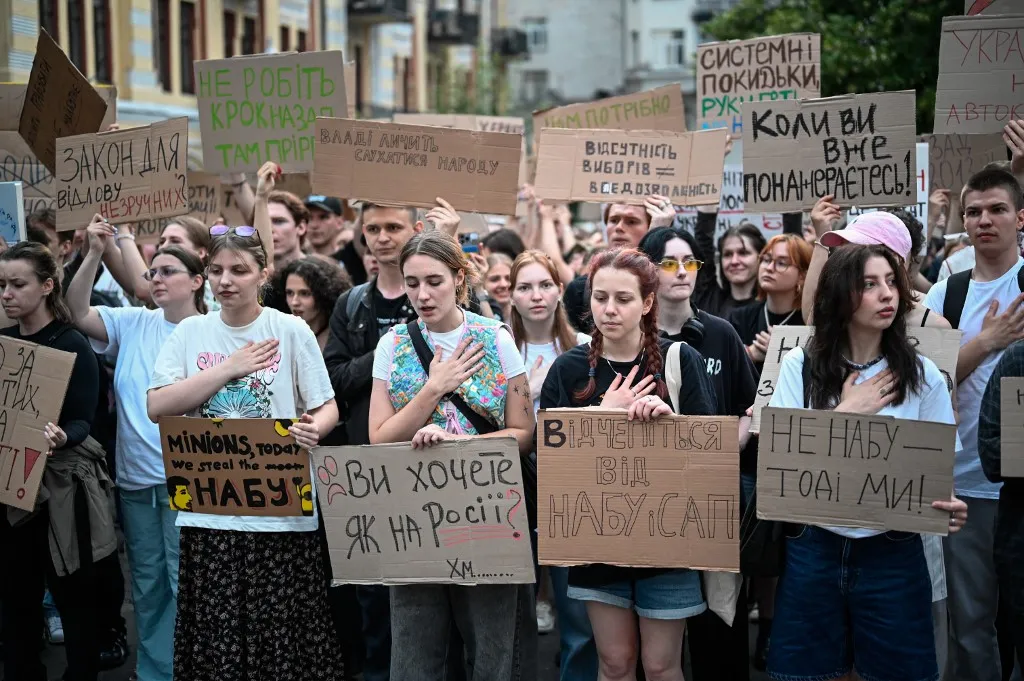 Zelenszkij autokráciája ellen tüntet Ukrajna (Fotó: AFP)