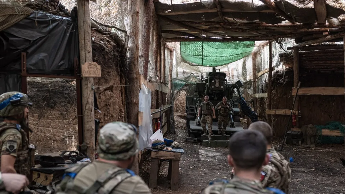 Valami történik, egy asztalhoz ülnek az oroszok és az ukránok
