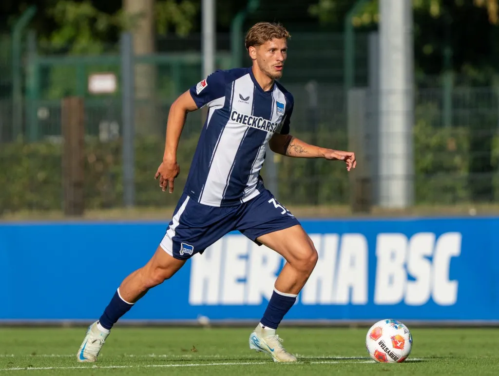 Dárdai 08 July 2025, Berlin: Soccer: Test match, Hertha BSC - TSV Havelse, Stadion am Wurfplatz - amateur stadium in the Olympiapark, Hertha's Marton Dardai in action. Photo: Soeren Stache/dpa - IMPORTANT NOTE: In accordance with the regulations of the DFL German Football League and the DFB German Football Association, it is prohibited to utilize or have utilized photographs taken in the stadium and/or of the match in the form of sequential images and/or video-like photo series. (Photo by SOEREN STACHE / dpa Picture-Alliance via AFP)
