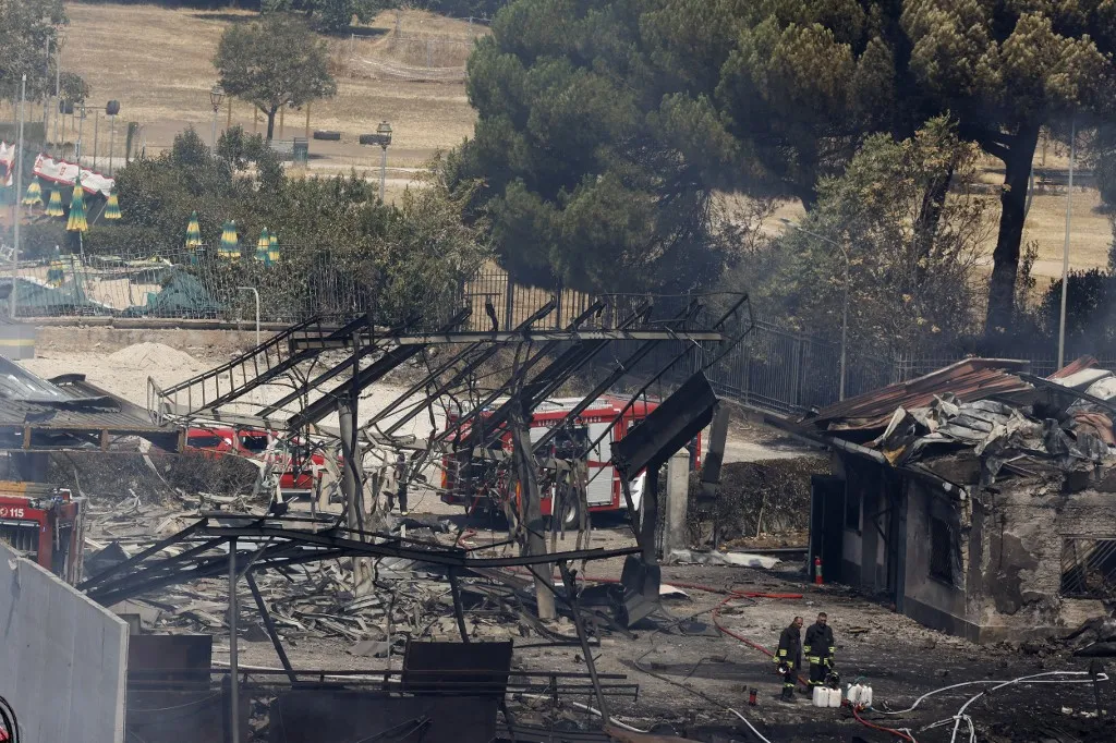 robbanás, ROME, ITALY, JULY 04: A view of damage after an explosion of a petrol station in Rome, Italy, on July 04, 2025. An explosion at a gas station in eastern Rome injured at least 21 people on Friday, according to the Italian news agency ANSA. Riccardo De Luca / Anadolu (Photo by RICCARDO DE LUCA / Anadolu via AFP)