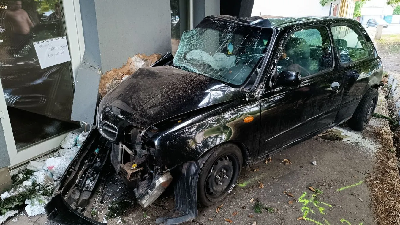 Lebontotta a szolnoki üzlet falát egy fekete autó Kép