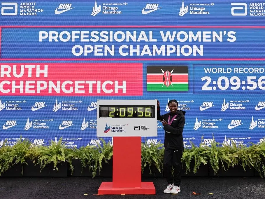 Chepngetich, CHICAGO, ILLINOIS - OCTOBER 13: Ruth Chepngetich of Kenya poses with a clock after winning the 2024 Chicago Marathon professional women's division and setting a new world record with a time of 2:09:56 at Grant Park on October 13, 2024 in Chicago, Illinois.   Michael Reaves/Getty Images/AFP (Photo by Michael Reaves / GETTY IMAGES NORTH AMERICA / Getty Images via AFP)