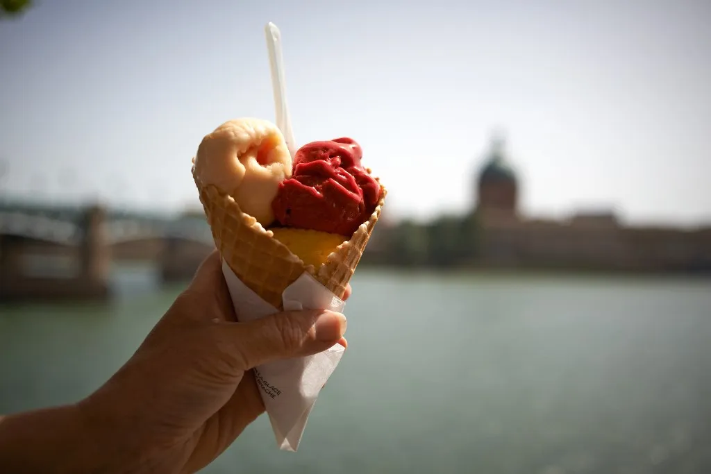 Someone eats an icecream on the Garonne river bankks in Toulouse during the heatwave. An intense heatwave is on Western europe, particulary France. Meteorologists forecast a maximun temperature reaching more than 40°C during the next two days. Winds from the Sahara desert are responsible for this heatwave, one of the earliest and intense heatwave since the beginning of the XXe century. Toulouse. France. June 26th 2019. (Photo by Alain Pitton/NurPhoto) (Photo by Alain Pitton / NurPhoto via AFP) fagyi fagylalt