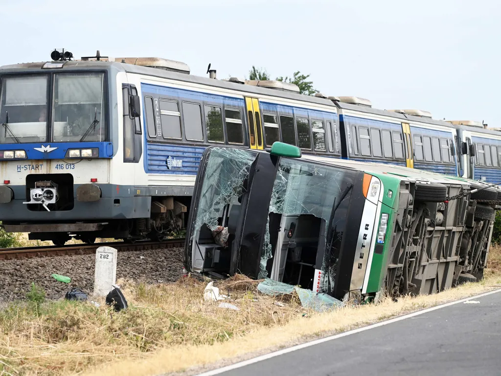 Sokan megsérültek a 442-es úton hajnalban történt buszbalesetben