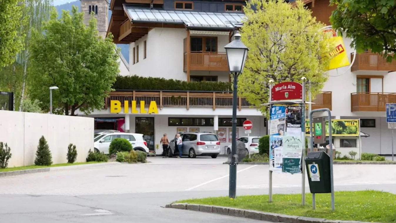Súlyos baleset a parkolóban: a sofőr elvesztette uralmát a gépjármű felett Kép