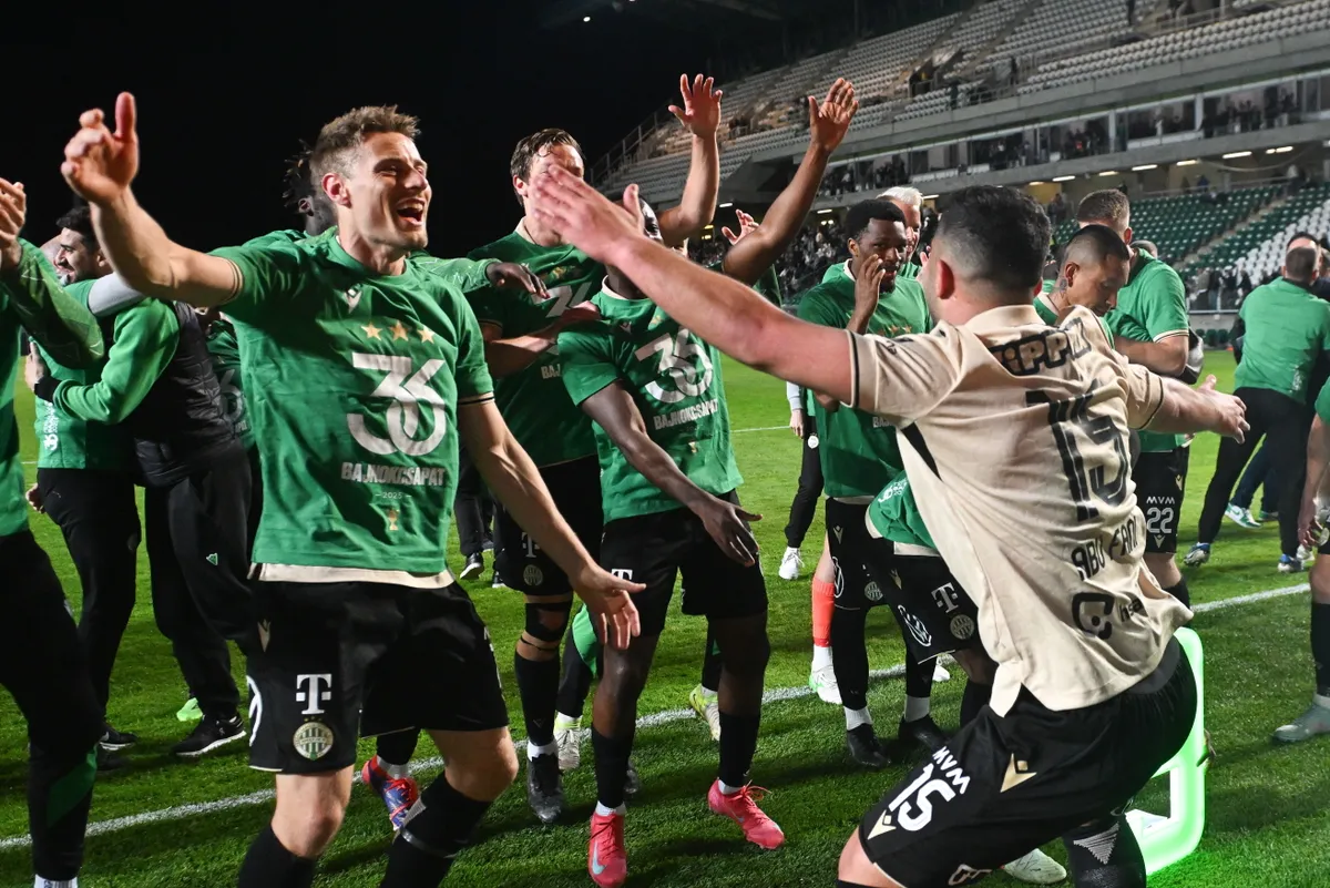 Fradi Győr, 2025. május 24.
Kristoffer Zachariassen (b) és Mohammed Abu Fani (háttal), a bajnok Ferencváros játékosai ünnepelnek, miután csapatuk 2-1-re győzött a labdarúgó OTP Bank Liga utolsó, 33. fordulójában játszott ETO FC Győr - Ferencvárosi TC mérkőzésen a győri ETO Stadionban 2025. május 24-én. A Ferencváros ezzel sorozatban a hetedik, összességében pedig a 36. bajnoki címét szerezte meg.
MTI/Illyés Tibor