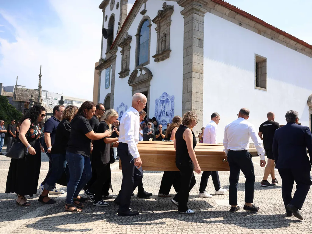 Diogo Jota temetése, DiogoJotatemetése, DiogoJota, temetés, 2025.07.05. Relatives follow the coffin of Portuguese football player Andre Silva carried out of the church after the funeral ceremony for Liverpool's Portuguese forward Diogo Jota and his brothe