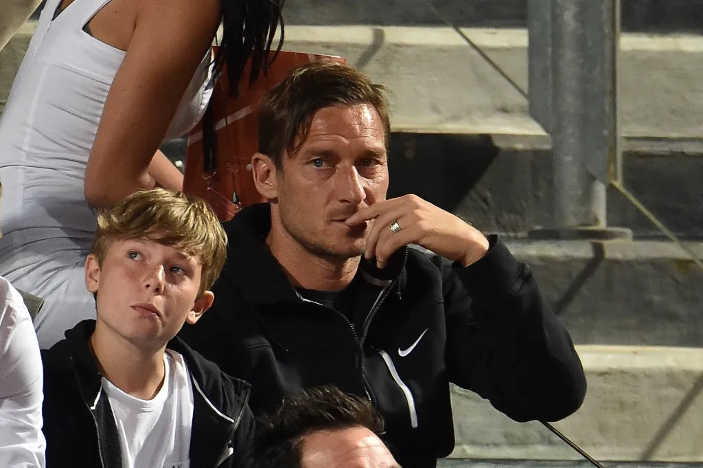 Francesco Totti (jobbra) fia, Cristian Totti felhagyott a profi futballal, AS Roma football player Francesco Totti (R) sits next to his son Cristian as they attend the Rome ATP Tennis Open tournament on May 16, 2017 at the Foro Italico in Rome. (Photo by ANDREAS SOLARO / AFP)