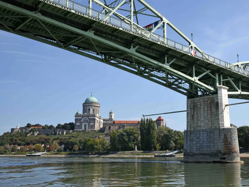 képek a múltból, régi fényképek,   Esztergom, 2018. szeptember 16.
A Mária Valéria híd az esztergomi Prímás-sziget és a szlovákiai Párkány között, a Duna 1718,5 folyamkilométerénél található. Háttérben az Esztergomi Bazilika.
MTVA/Bizományosi: Lehotka Lás