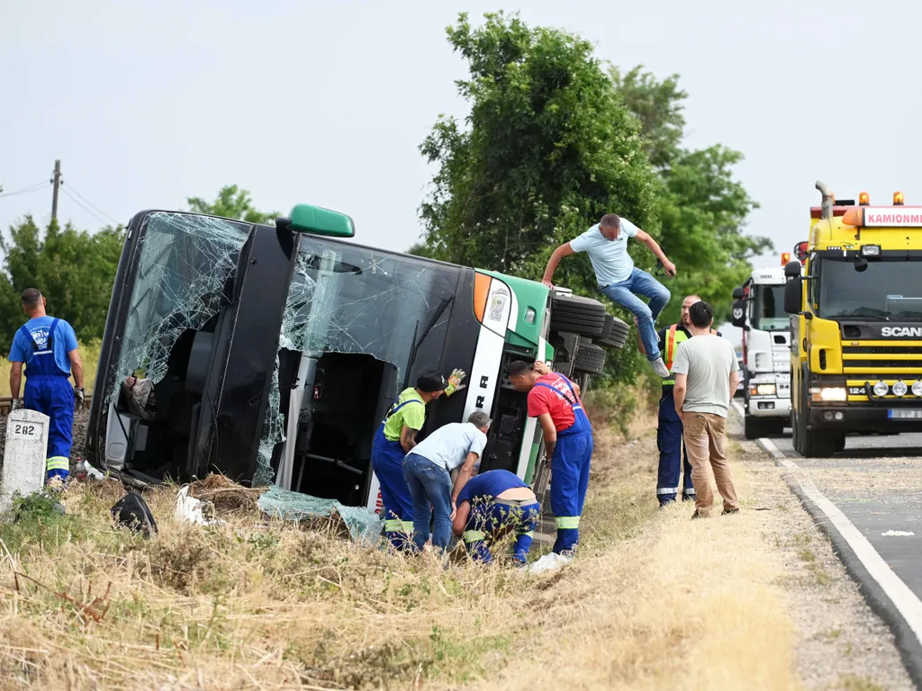Sokan megsérültek a 442-es úton hajnalban történt buszbalesetben