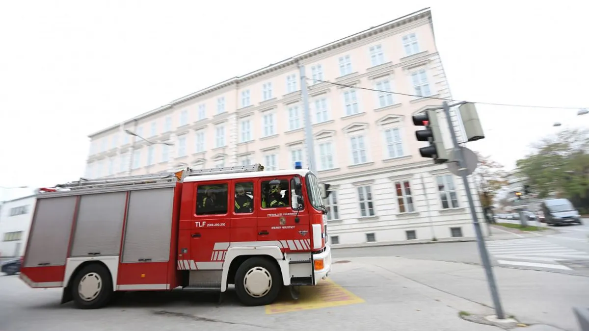 Összeomlott egy gyalogos híd Linzben: két ember beszorult egy teherautóba