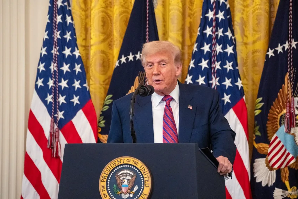 Donald Trump amerikai elnök pénteken aláírta a „GENIUS Act” névre keresztelt új törvény (Fotó: ANDREW LEYDEN / NurPhoto)