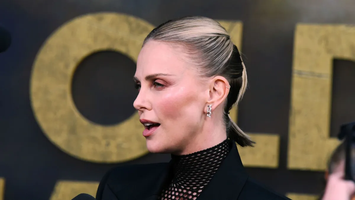 Hadat üzent Hollywoodnak Charlize Theron