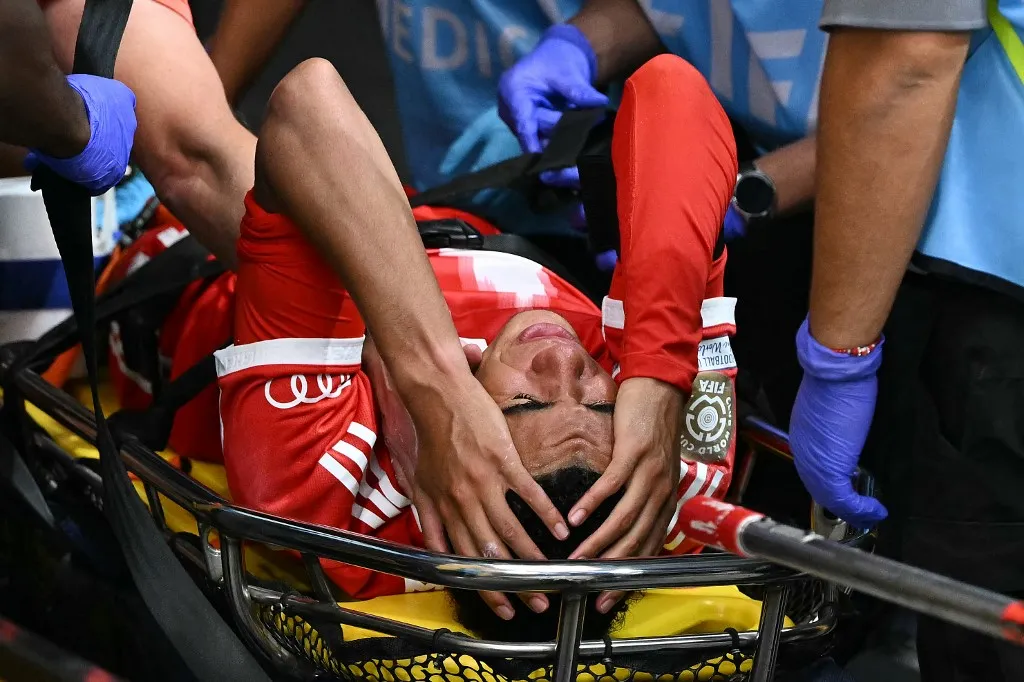 Bayern München s German midfielder #42 Jamal Musiala leaves the pitch on a stretcher during the FIFA Club World Cup 2025 quarterfinal football match between France's Paris Saint-Germain and Germany's Bayern Munich at the Mercedes-Benz Stadium in Atlanta on July 5, 2025. (Photo by PATRICIA DE MELO MOREIRA / AFP)
