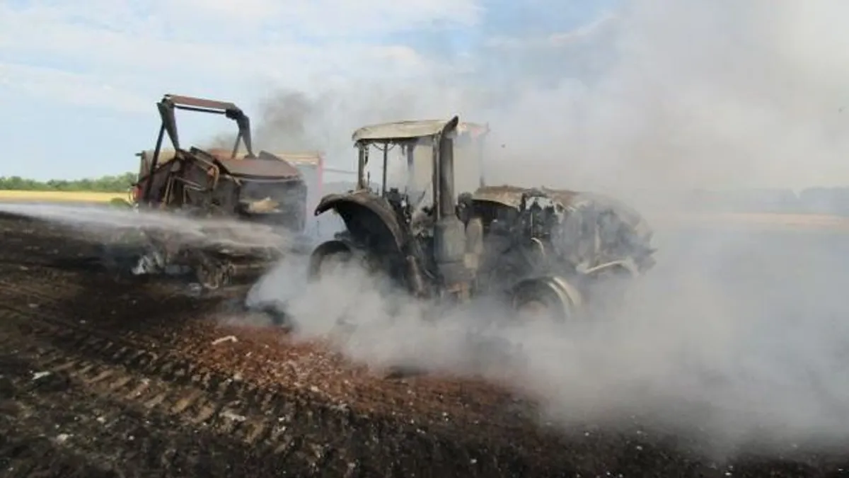 Hamuvá égett egy traktor, a traktoros is megsérült