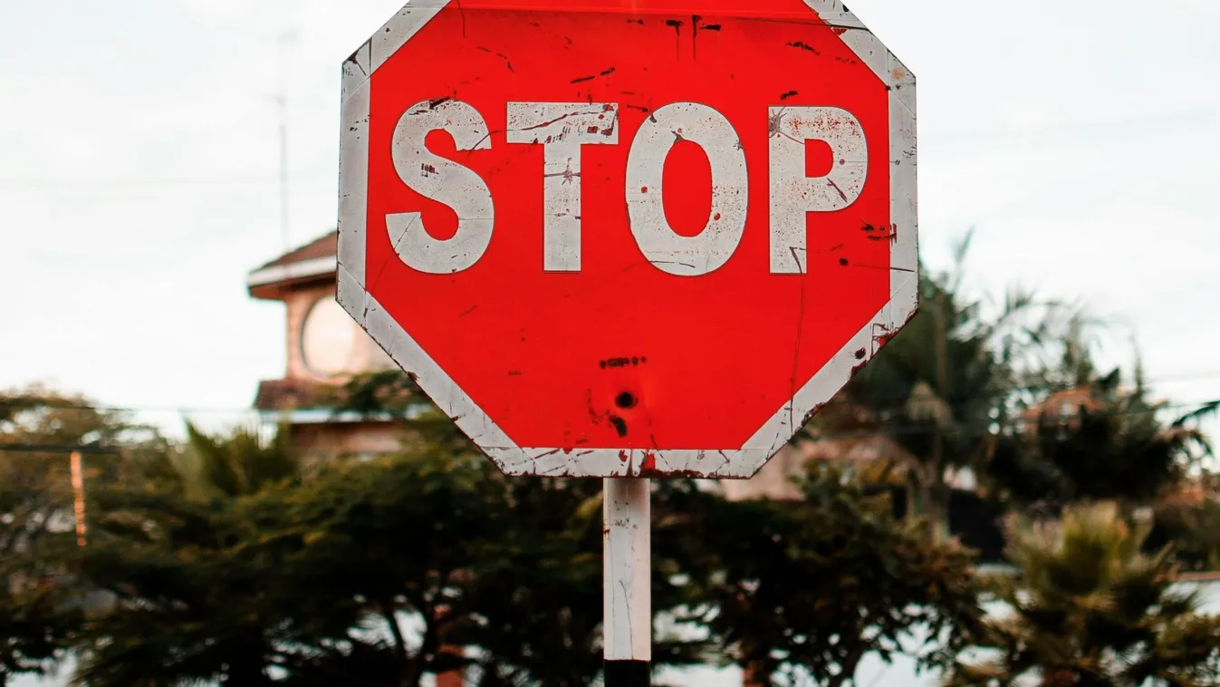Meg kell állni, de meddig? – íme, amit a STOP tábláról mindenkinek tudnia kell! Kép