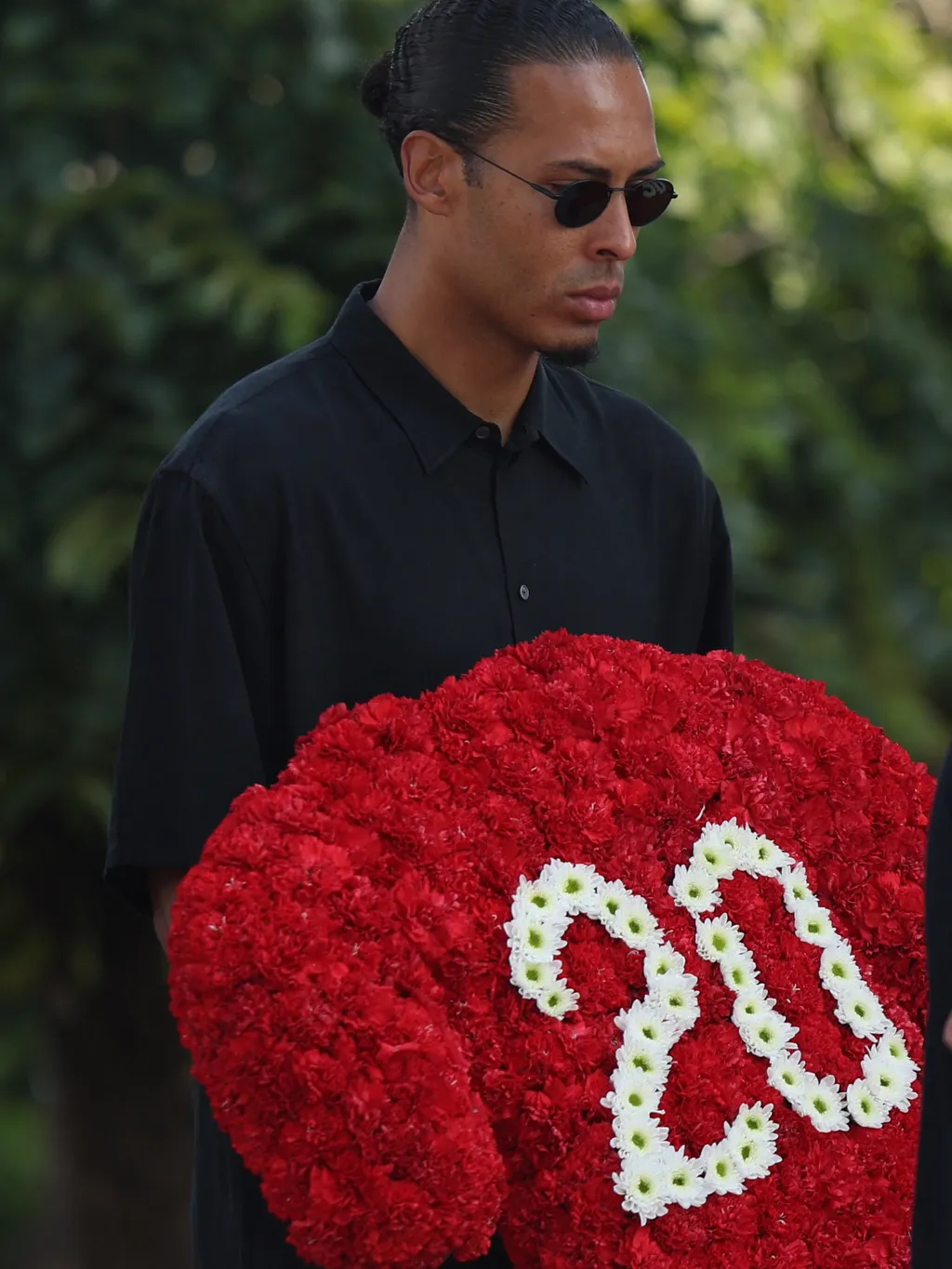 Diogo Jota temetése, DiogoJotatemetése, DiogoJota, temetés, 2025.07.05. Liverpool's Dutch defender Virgil van Dijk carries a wreath during the funerals of Liverpool's Portuguese forward Diogo Jota and his brother Andre Silva at the Mother Church of Gondom