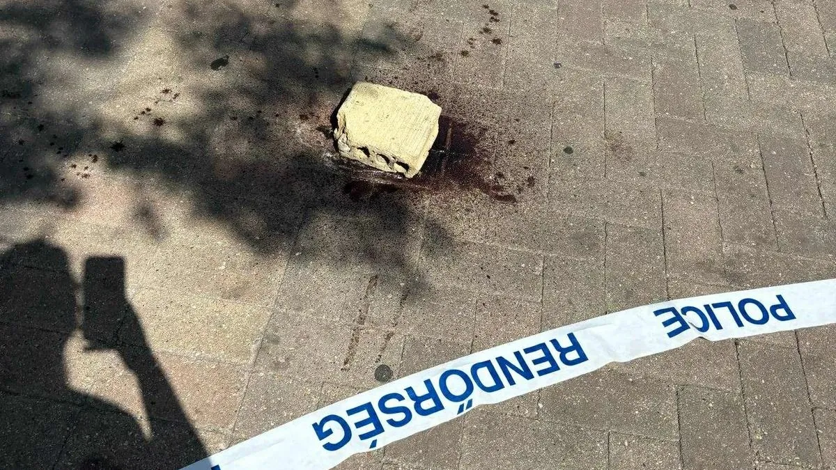 Vérben ázik a Batthyány tér, megkéseltek egy férfit