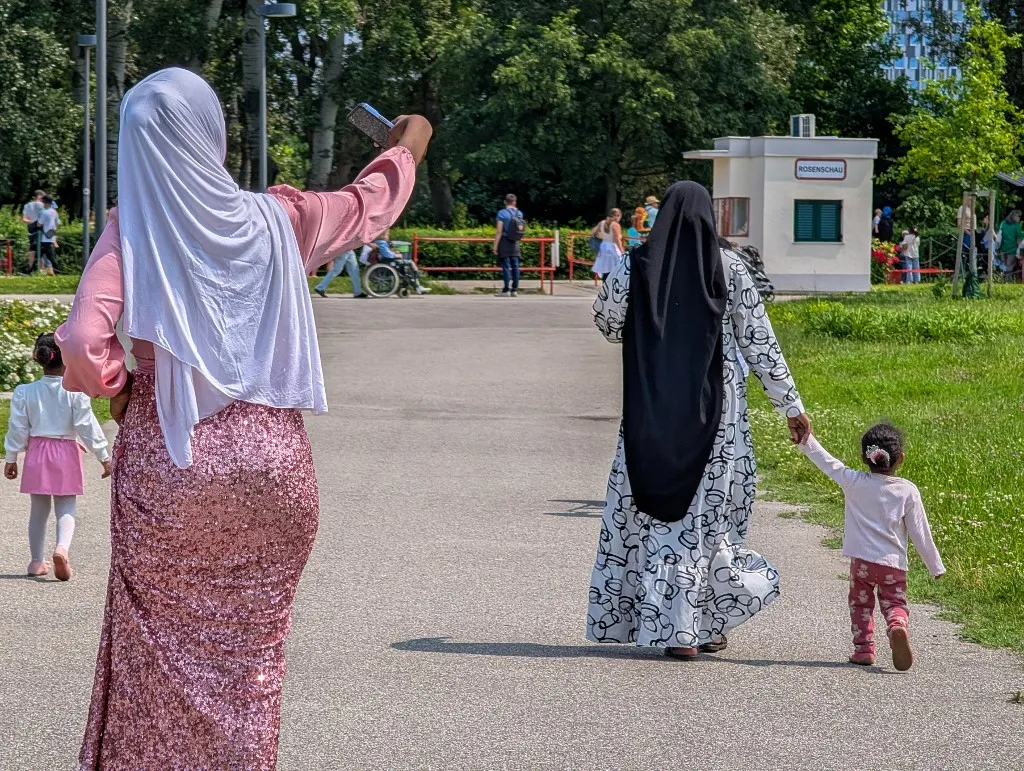 Két hidzsábot viselő nő sétál a bécsi Donauparkban