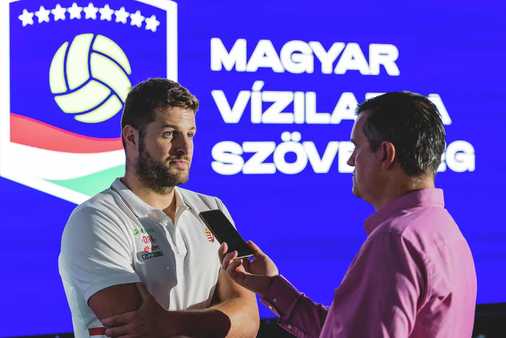Az ezüstérmes vízilabda-válogatott sajtótájékoztatója, ezüstérmesvízilabda-válogatott