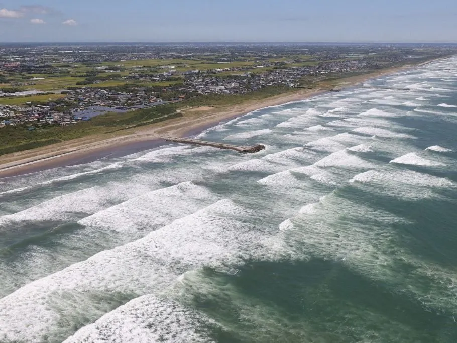 Japán, cunami, földrengés, An aerial photo shows white waves crashing onto the Kujukuri Coast in Sosa City, Chiba Prefecture on July 30, 2025. An earthquake with an estimated magnitude of 8.? had occurred around the Kamchatka Peninsula. The Japan Meteorological Agency issued a tsunami warning mainly for the Pacific coast from Hokkaido to Kyushu at 8:37 a.m. on Wednesday. Tsunami is expected to reach eastern Hokkaido at 10 a.m. The estimate of maximum wave height is expected to be 3 meter.( The Yomiuri Shimbun ) (Photo by Toshiyuki Kon / The Yomiuri Shimbun via AFP)