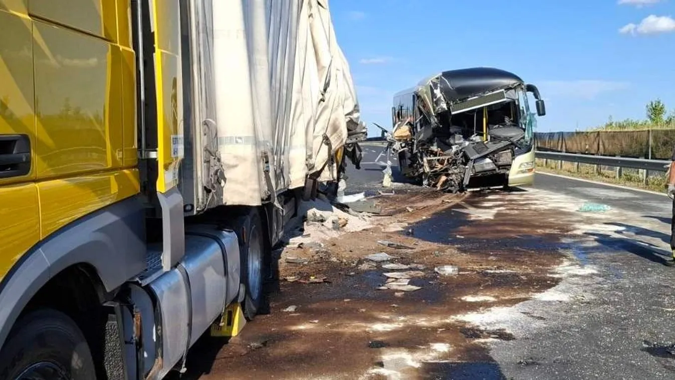 Csoda, hogy nem volt halálos áldozat: kamionba rohant egy autóbusz Kép