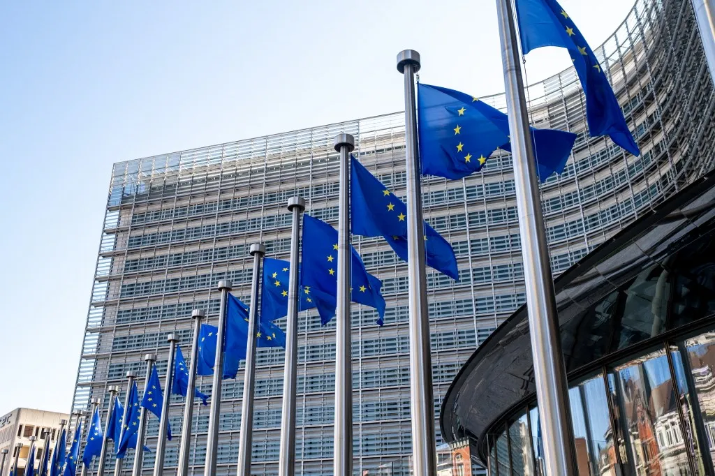 támogatás ukrajnának, Building with flag during press conference of President of the European Commission URSULA VON DER LEYEN and Federal chancellor of the Federal Republic of Germany (Bundeskanzler) Friedrich Merz following their meeting in the Berlaymont the headquarters of the European Commission an institution of the European Union in Brussels in Belgium on 9th of May 2025. (Photo by Martin Bertrand / Hans Lucas via AFP)