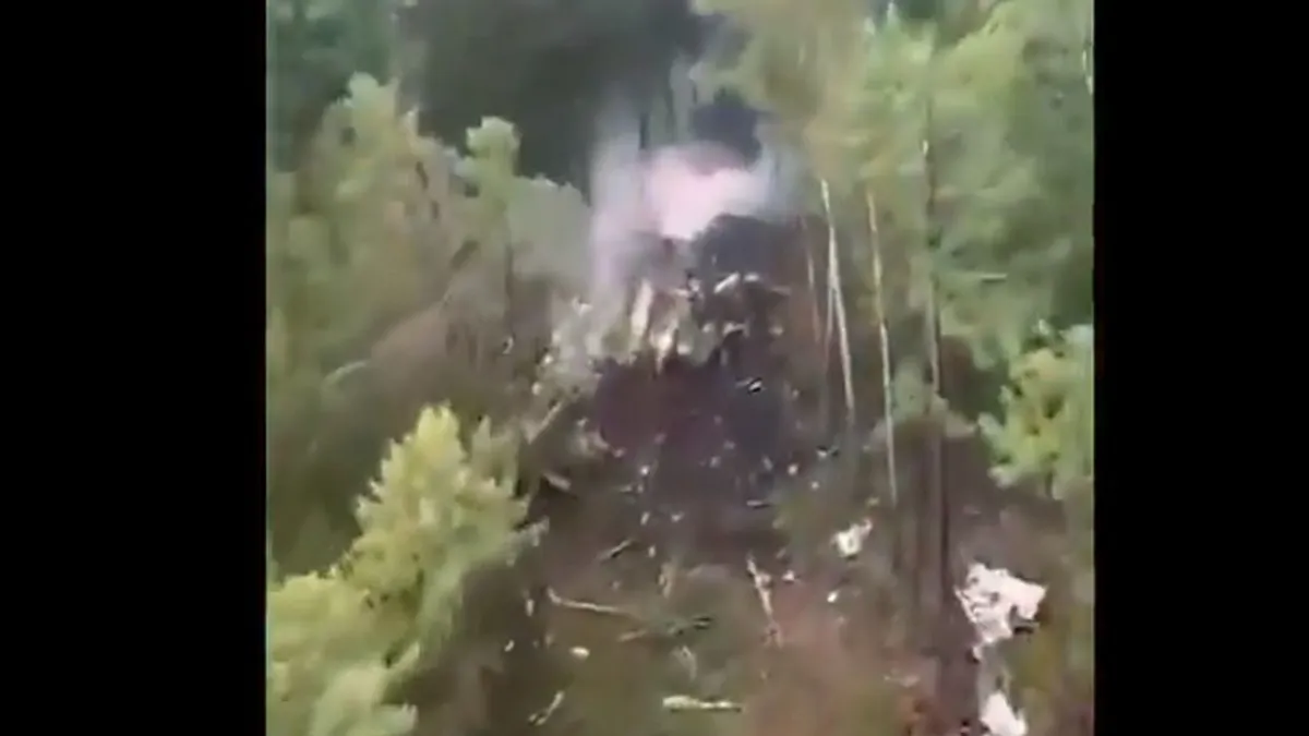 Megrázó felvételen a földbe csapódott repülőgép – videó